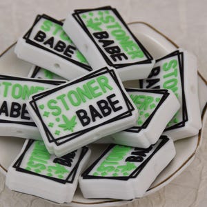 Perline in silicone a forma di foglia di marijuana Stoner Babe, perline focali, perline sciolte per penne, materiali per il fai da te, materiali per perline, perline all&#39;ingrosso fai da te