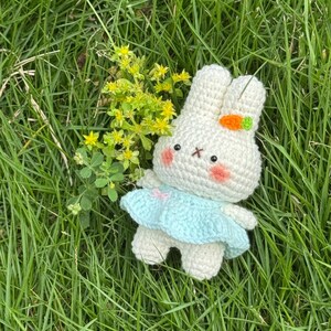 Süßer Hase PDF Muster gehäkelt, Amigurumi Häschen Muster, Stoffhase mit Kleid, Kawaii Taschenanhänger, handgemachtes Häschen Spielzeug, gehäkelter Schlüsselanhänger