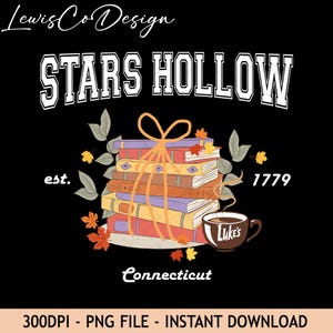 Op de afbeelding: Een grafisch ontwerp op een zwarte achtergrond met de tekst Stars Hollow est. 1779 Connecticut. Een stapel kleurrijke boeken vastgebonden met een oranje lint, omringd door herfstbladeren en een bruine koffiemok met het opschrift Luke's.