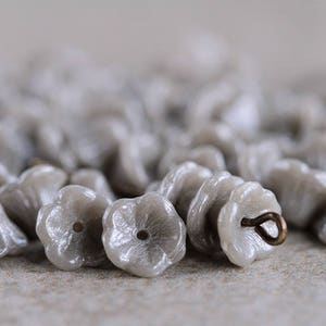 50 Perles de fleur de cloche de bébé gris lustré 5x8mm Perles de verre tchèques bricolage pour la fabrication de bijoux Perles de tasse de fleur Perles Perlen Perline Бусины 捷克玻璃珠
