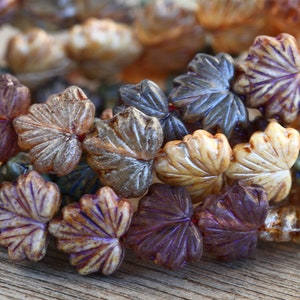 60 Stück Silky Metallic Blau/Silber/Flieder Lustred Glas AHORN LEAF Bead MIX 11x13mm Böhmische Glasperlen gepresste Blattperlen Perles Perlen Perle