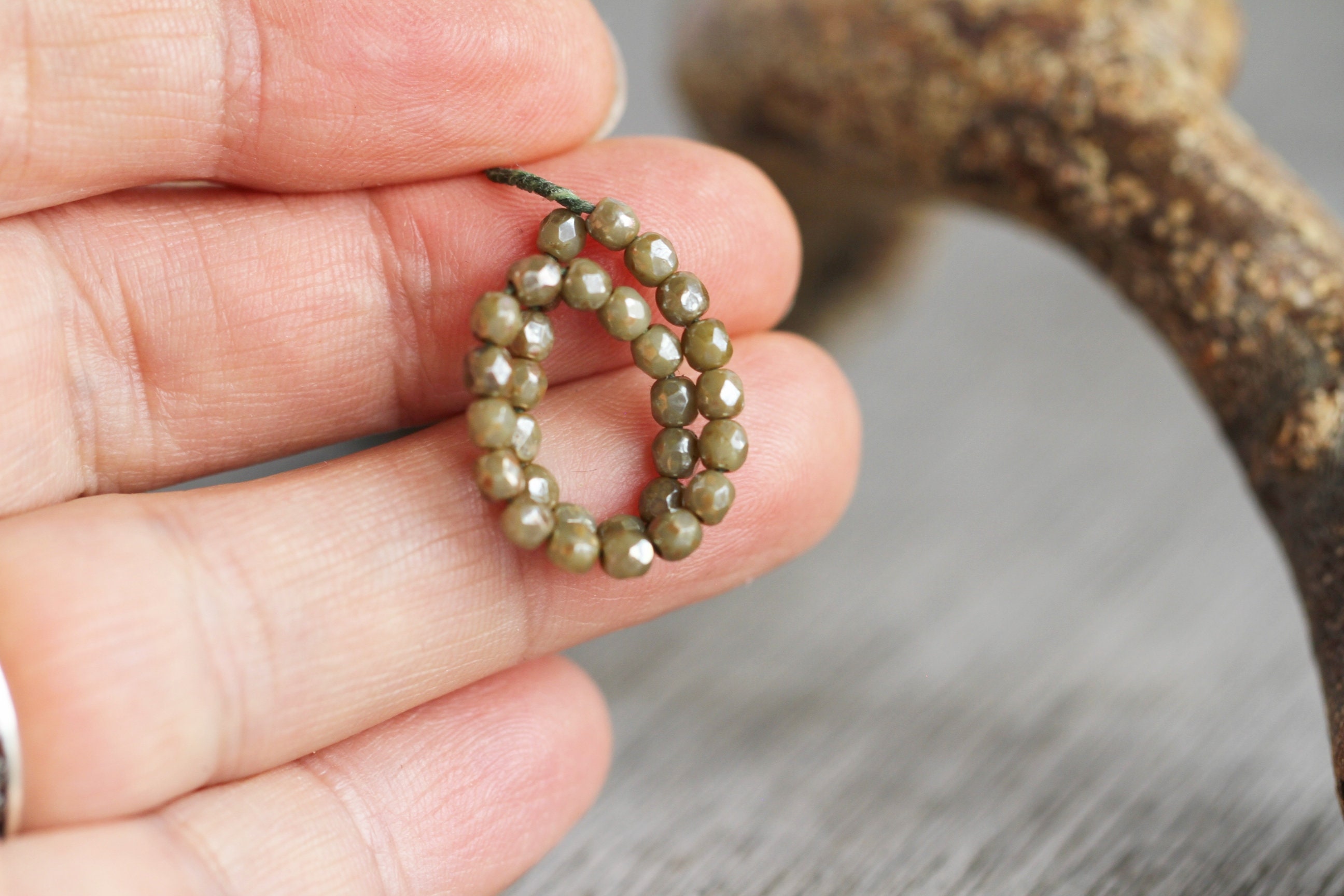 Lot De 200 Perles En Verre Vintage – Vert Olive Ovale – Artisanales Inde – Occasion (fond De Stock)