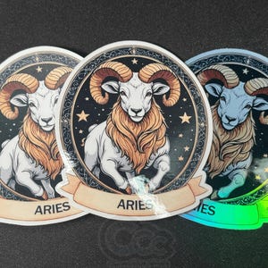 Pegatina del signo zodiacal Aries en acabado mate, brillante y holográfico. Tamaños: 2,5" y 3,5"