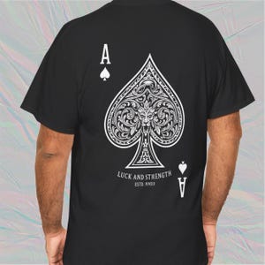 T-shirt As de pique, carte de chance et de force, poker vintage, conception graphique complexe de pique, carte à jouer de style tatouage, streetwear audacieux