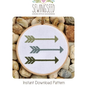 Puede incluir: Un patrón de punto de cruz con tres flechas verdes y azules sobre un fondo blanco. El patrón se muestra en un aro de bordado de madera. El texto "SewingSeed Cross Stitch Goodness" está en la parte superior de la imagen. El texto "Instant Download Pattern" está en la parte inferior de la imagen.