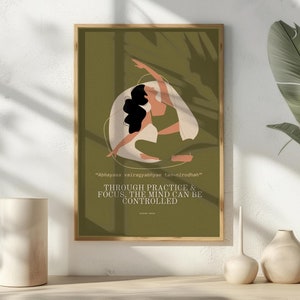 Può includere: Un'illustrazione digitale di una donna in una posa yoga con uno sfondo verde. Il testo "Abhayasa vairagyabhyas tan-nirodhah" è nella parte superiore dell'immagine. Il testo "THROUGH PRACTICE & FOCUS, THE MIND CAN BE CONTROLLED" è sotto l'immagine.