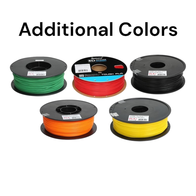 Pu&ograve; includere: Immagine di cinque bobine di filamento per stampante 3D in vari colori: verde, rosso, nero, arancione e giallo. Il testo "Additional Colors" &egrave; in alto. Ogni bobina &egrave; su una base nera.