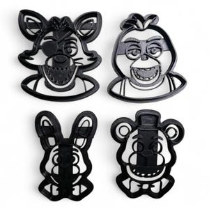 Pu&ograve; includere: Quattro formine per biscotti in bianco e nero a forma di personaggi dei cartoni animati. I personaggi includono una volpe con una benda sull'occhio, un pollo, un coniglio e un orso con cappello e papillon. Le formine sono di plastica.