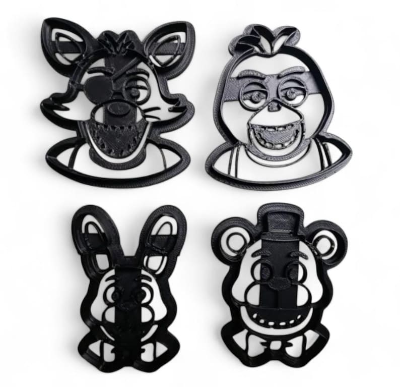 Pu&ograve; includere: Quattro formine per biscotti in bianco e nero a forma di personaggi dei cartoni animati. I personaggi includono una volpe con una benda sull'occhio, un pollo, un coniglio e un orso con cappello e papillon. Le formine sono di plastica.
