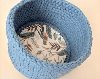 Cestino all'uncinetto fatto a mano: organizer in cotone lavorato a maglia in stile boho con base in legno