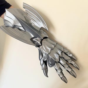 The Articulated Dragon-Claw Gauntlet