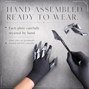 Puede incluir: Un guante negro con placas de armadura met&aacute;licas de color plateado unidas a los dedos. El texto en la imagen dice: HAND-ASSEMBLED. READY TO WEAR. Each plate carefully secured by hand. Armor plates are permanently attached and NOT removable.