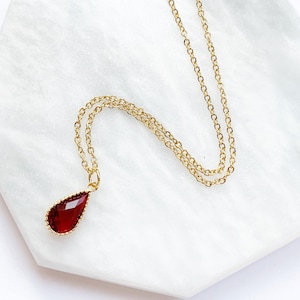 Granat Teardrop Halsketten-Anhänger, Januar Birthstone Halskette, Einfache Birnen Anhänger, dunkelroter Kristall
