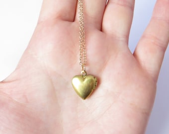 Collar con medallón de corazón, medallón de corazón pequeño de oro, colgante de medallón diminuto, collar de corazón, collar de corazón delicado