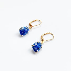 Lapis Lazuli Ohrringe, Blau und Gold Edelstein Ohrringe, baumeln Ohrringe, hypoallergene Hebel Haken, Halbedelsteine, Nugget