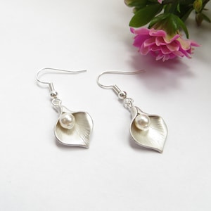 Calla Lily Pearl Earrings Silver, Bridesmaids Gift, Swarovski Cream Pearl, Lilly Earrings, June Birthstone, Wedding Party Gift