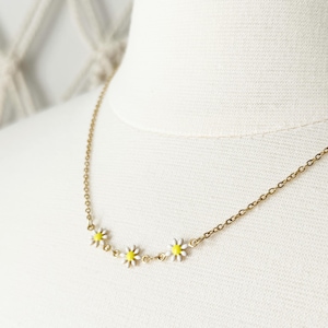 Dainty Daisy Necklace in 18kt Gold Stainless Steel, Delicate Layering Necklace, Everyday Minimalist Jewelry, Daisy Chain