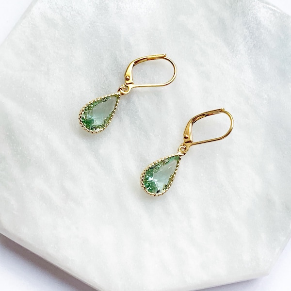 Orecchini a goccia di peridoto in oro, orecchini a goccia dorati con ganci ipoallergenici a leva, regalo per damigelle d'onore, pietra portafortuna di agosto
