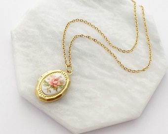 Ovale Cameo medaillon met roze roos, antieke medaillon, medaillon, ontwerper medaillon, vintage gouden medaillon, wilde roos ketting