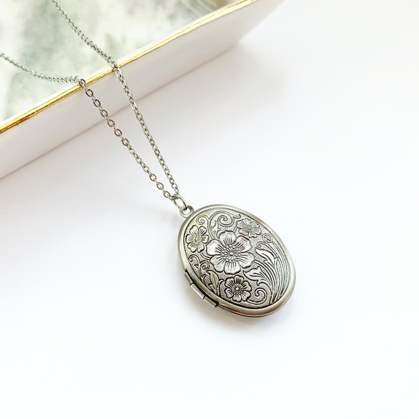 Medallón ovalado antiguo, diseño de flores en relieve de medallón ovalado de plata, medallón estilo joyería vintage, cadena de acero inoxidable