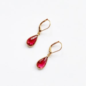 Boucles d'oreilles goutte de rubis en or, boucles d'oreilles poire en or avec crochets hypoallergéniques à effet de levier, cadeau de demoiselles d'honneur, pierre de naissance de juillet
