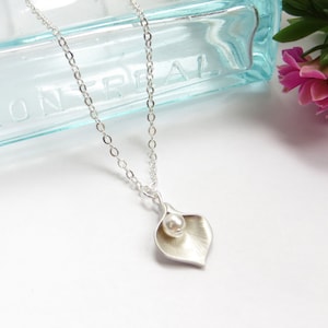 Calla Lily Necklace With Pearl Silver Petal Necklace, Bridal Necklace, Bridesmaids Gift, Personalized Jewelry, Wedding Party Gift