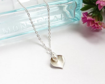 Calla Lily Necklace With Pearl Silver Petal Necklace, Bridal Necklace, Bridesmaids Gift, Personalized Jewelry, Wedding Party Gift