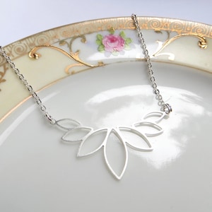 Collier lotus argenté, collier de tous les jours, collier empilable