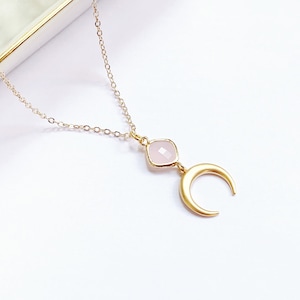 Rosenquarz Mond Anhänger in Gold, Echter Rosenquarz Edelstein, Charm Kette, Halbmond Anhänger