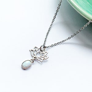 Collier lotus opale en argent, collier superposé délicat, bijoux minimalistes de tous les jours