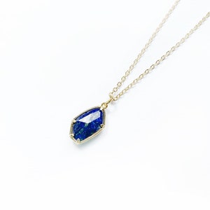 Lapis Lazuli Halskette, Asymetrischer Anhänger, Geometrische Schmuck, Edelstein Halskette in Gold, Halbedelstein