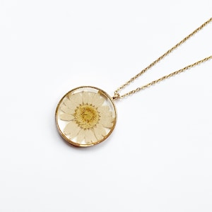 Daisy Pressed Flower Necklace, Daisy Pendant, Real Flower Jewelry, White Flower Necklace in Gold, April Birth Month Flower