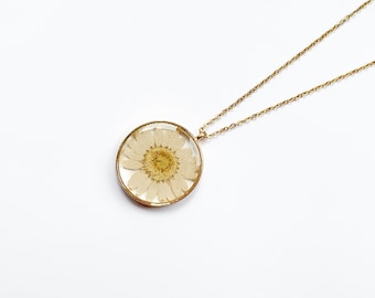Daisy Pressed Flower Necklace, Daisy Pendant, Real Flower Jewelry, White Flower Necklace in Gold, April Birth Month Flower