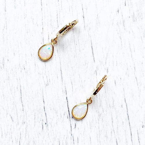 Opal Creolen In Gold, Gold Ohrringe mit hypoallergenen Haken, Brautjungfern Geschenk, Oktober Geburtsstein, Opal Huggies