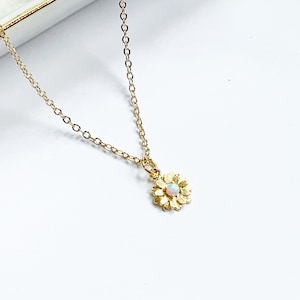 Sonnenblume Opal Halskette in 14kt Vergoldet, Zarte Halskette, Minimalistischer Schmuck für jeden Tag