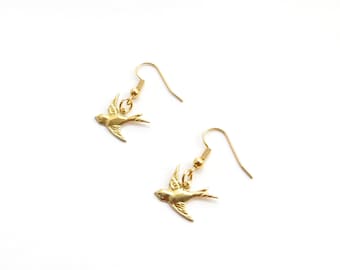 Oorbellen kleine gouden vogel, oorbellen vliegende mus, delicate gouden oorbellen, eenvoudige alledaagse oorbellen