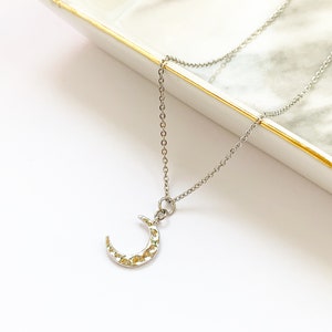 Gehämmert Silber Mond Halskette, himmlischen Schmuck, Luner Anhänger, Minimalist Schmuck