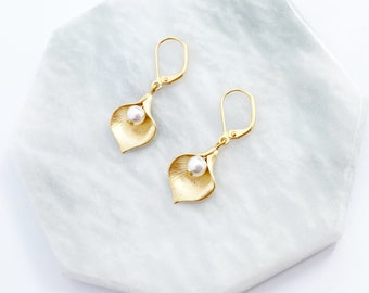 Calla Lily Earrings in Gold, Bridesmaids Gift, Pearl Earrings, Flower Petal Earrings, June Birthstone, Wedding Party Gift