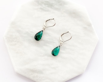 Boucles d'oreilles vert émeraude poire en argent, Boucles d'oreilles en argent en forme de larme avec crochets hypoallergéniques à effet de levier, cadeau de demoiselles d'honneur, pierre de naissance de mai