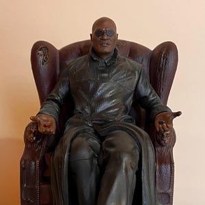 Morpheus Matrix Diorama – Red & Blue Pill Scene – Handcrafted Fan Art Figure – 20–30cm Display – Collector Gift