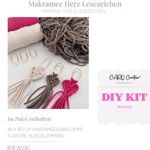 Könnte beinhalten: DIY-Kit zum Basteln von Makramee-Herz-Lesezeichen. Das Bild zeigt drei fertige Lesezeichen in Beige, Braun und Pink mit goldfarbenen Büroklammern. Das Kit enthält Makramee-Garn und Büroklammern. Der Text auf dem Bild lautet "DIY KIT" und "Material".