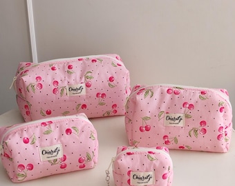 Beauty case rosa con ciliegie e pois, Trousse trucco coquette fatta a mano, pochette imbottita viaggio cotone, borsa toilette cosmetici
