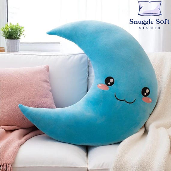 Almohada de luna de peluche hecha a mano: un acogedor calentador