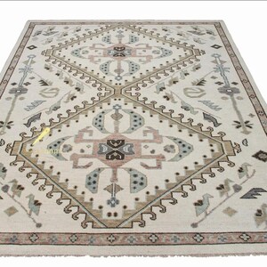 Hand Knotted Wool Kilim Rug: Ivory Geometric Medallion Design