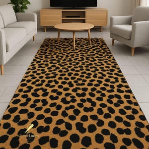 Könnte beinhalten: Ein rechteckiger Teppich mit Leopardenmuster. Der Teppich hat einen beigen Hintergrund mit schwarzen Flecken. Der Teppich befindet sich in einem Wohnzimmer, wobei Möbel im Hintergrund zu sehen sind. Die Maße des Teppichs sind in Zentimetern.