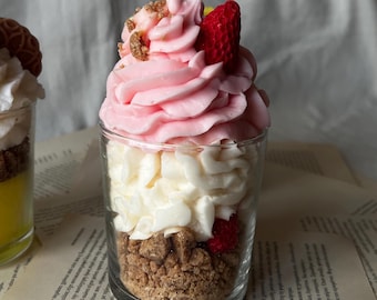 Velas de cera de soja con aroma a fresa fresca y postre.