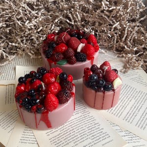 DESSERT STRAWBERRY Candle/ Berry Cake Candle / Unique Candle Gift / Food Candle / Birthday Gift / Fruit Candle