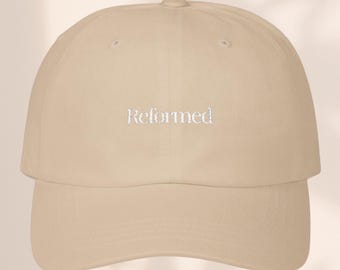 Chapeau papa beige | Casquette de Pilates brodée « Reformed » (chapeau beige, broderie blanche)