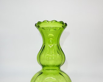 Wazon ze szkła zielonego w stylu Art Deco, lata 50. i 60. XX wieku, elegancki design, wazon na kwiaty, dekoracja retro, element centralny w stylu vintage