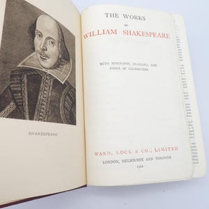 Peut inclure: Un livre ancien ouvert, présentant un portrait de William Shakespeare sur la page de gauche et le titre "THE WORKS OF WILLIAM SHAKESPEARE" sur la page de droite. Publié par Ward, Lock & Co., Limited en 1911.